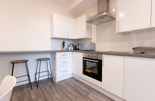 Suite 2: Bright, Comfy Room in Prime Wigan Spot