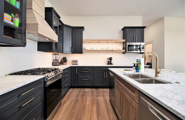 Suite A: New pool and hot tub for 2026! Relax & Unwind, Sleeps 18