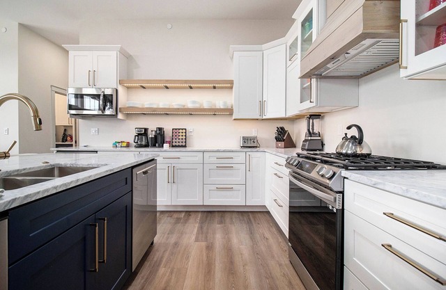 Suite B: New pool! New Building! Swim, Soak & Stay. Sleeps 18!