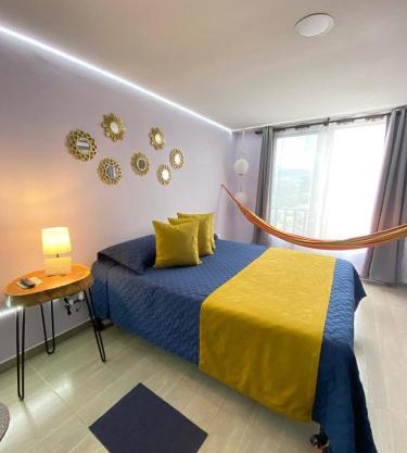 Suite con hamaca y baño privado.