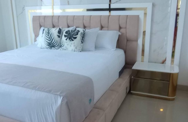 Suite de lujo con jacuzzi privado y vista panorámica al mar. nnnnnnn-nnnnnnnn–