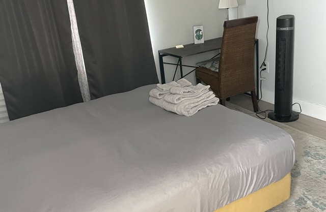 Suíte in Dania Beach close to: FLL airport, Port of Everglades, and the beach.