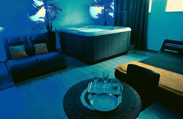 SUITE LUNA WITH PRIVATE JACUZZI IN VILLA SPA