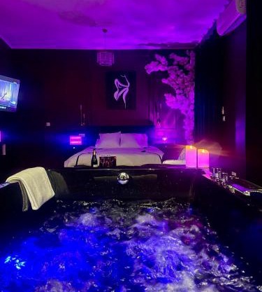 Suite romantique avec Balneo et jeux coquins