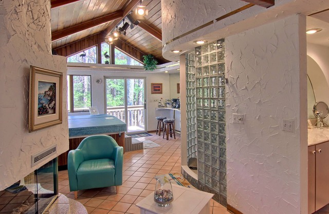 Suite with private sauna & Jacuzzi on Lake Dubonnet located near Traverse City