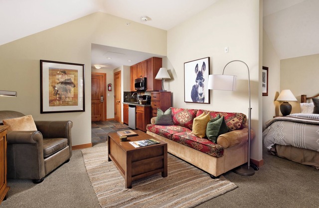 Summertime Sanctuary: Top-Floor Mountain Studio