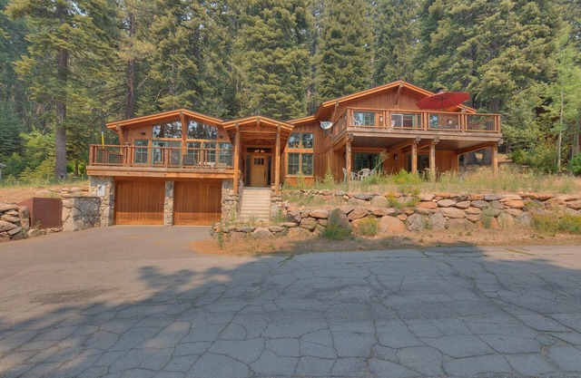 Summit Solitude at Palisade Tahoe - Charming 5BR+ w/Foosball & Shuffleboard Table & Pet Friendly