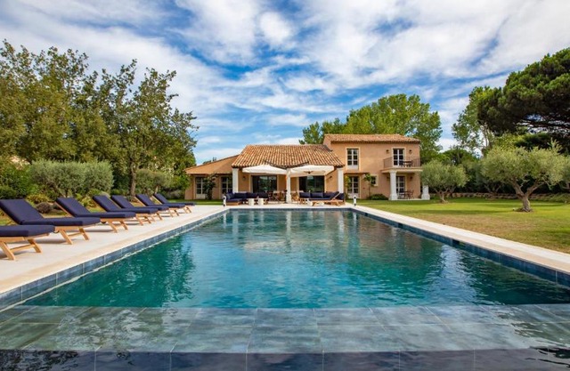 Sumptuous Villa facing the Bay of Canebiers