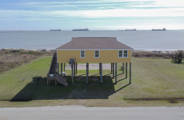 Sun and Moon - This cute and affordable beachfront home is close to the Ferry.