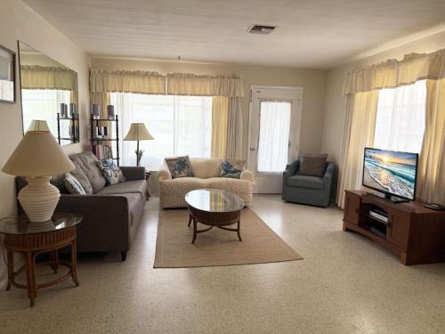 Sun, Sand & Savings - Bonita Cozy Cottage Escape
