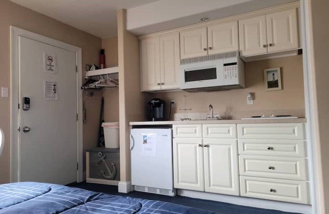 Sunbeach Condo 900 Wesley Avenue Unit 109