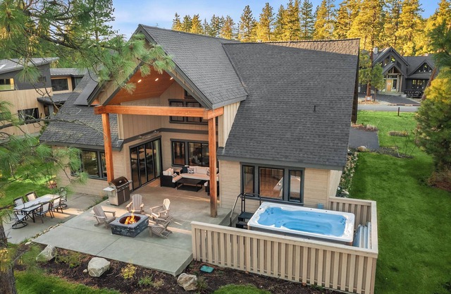 Suncadia's Premier 6BR Retreat! On the Course - Walk to the Winery!