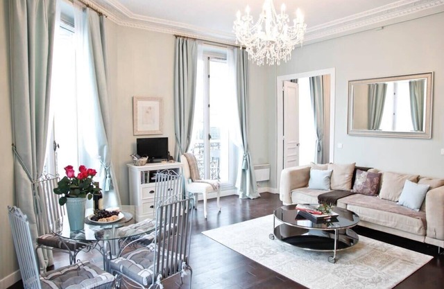 Sunlit & Elegant with Balcony - Marais/Montorgueil