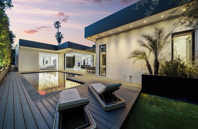 Sunlit Luxury Villa-Indoor/Outdoor Elegance