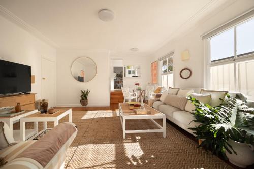 Sunlit Retreat Close to Cafes and Beach