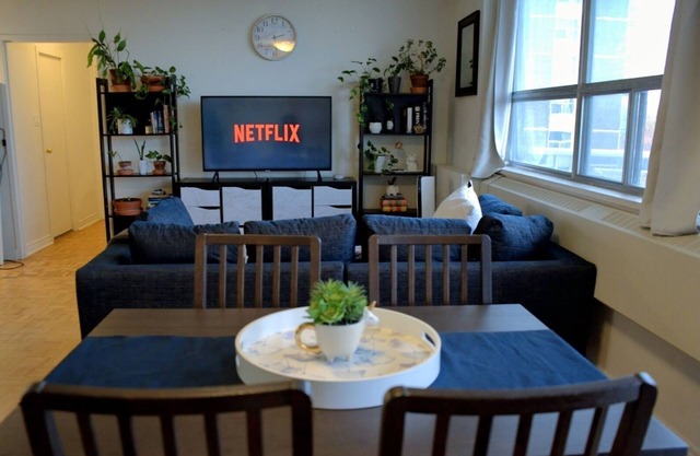 Sunny 2-BR in St Jamestown Toronto