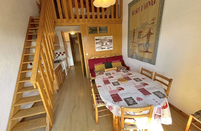 Sunny 2BR Loft w/Balcony, Sleeps 8 - Central Location, Near Shops - Les Saisies