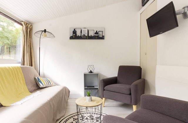 Sunny 6-Person Stay with Parking & Ski Rack, Close to Free Shuttle