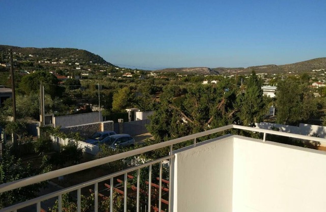 Sunny and spacious 2 bed house close to beaches