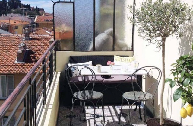 Sunny balcony with a view of the hills of Nice. 1 bedroom, kitchen/living room