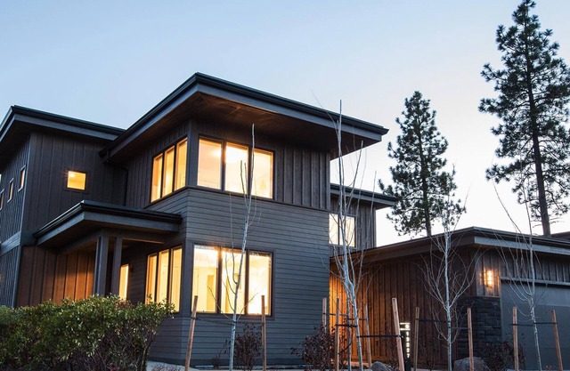 Sunny Bend days! Resort amenities ~ parking ~ wifi ~ fire pit ~ hot tub