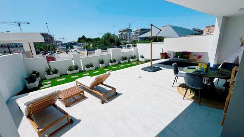 Sunny Courtyard Sleeps 4 with Parking