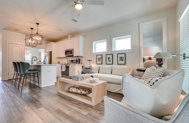 Sunny Day - Walk to beach- community pool!