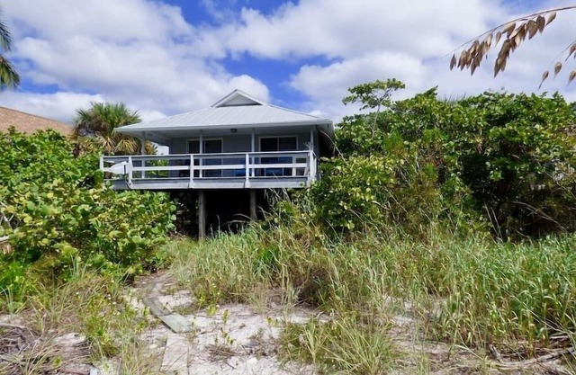 Sunny Daze: Beachfront Cottage with private dock on the bay!