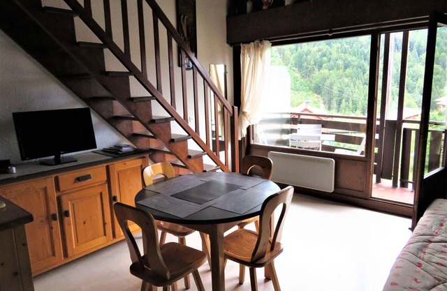 Sunny Duplex with Balcony, 6 Guests, Near Ski Resorts