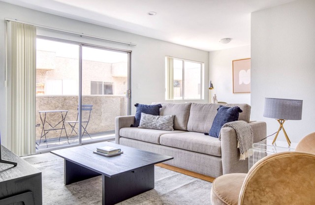 Sunny Fairfax 1BR w/Pool, near WF + TJ, Melrose shopping, by Blueground