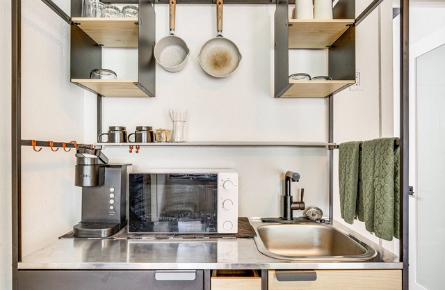 Sunny Florida Getaway w/ Patio, Near Beaches!