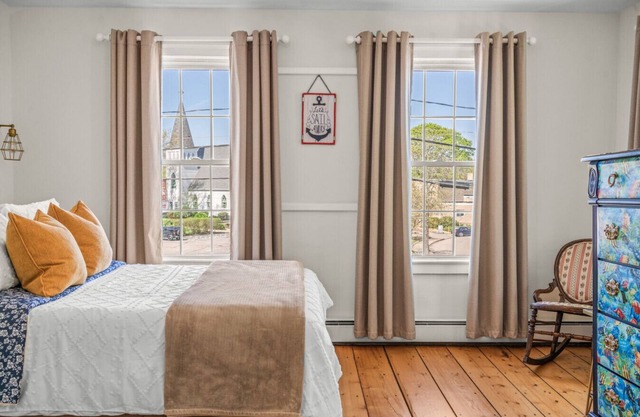 Sunny Historic 3BR Townhouse in Mystic’s Downtown