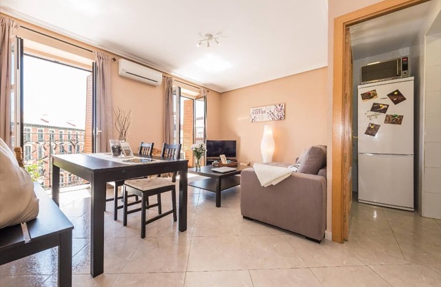 Sunny Historic District Loft w/Balconies, Full Kitchen, Washing Machine, & WiFi