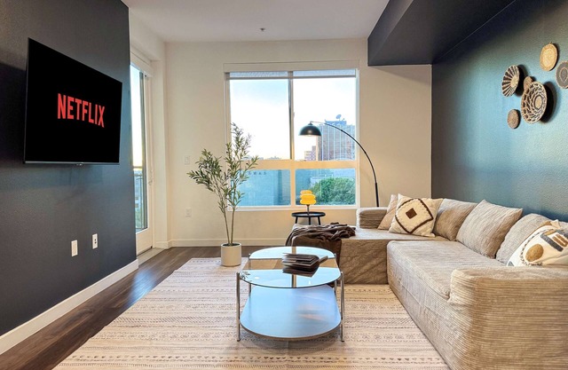 Sunny Home in Mid-Hollywood (Pool + Free Parking) 10min to Universal Studios