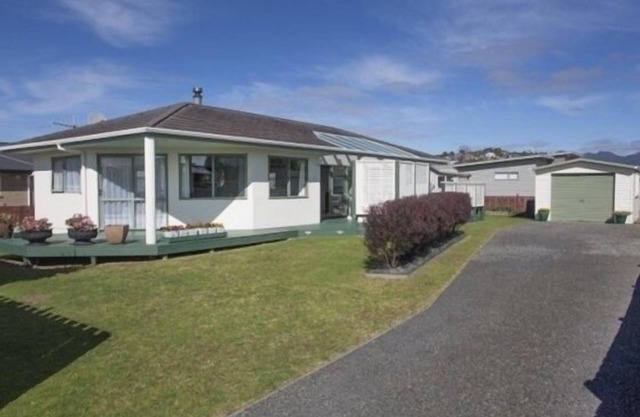 Sunny house near Golf Course and Recreation Centre