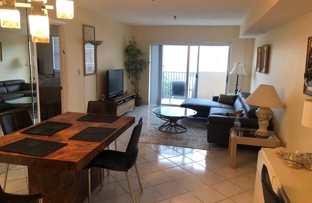 Sunny Isles condo w/pool, parking, — 1 1/2 blocks to the beach