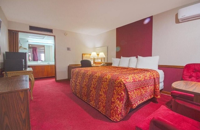 Sunny King Unit, Pet Friendly, Parking, Close to Airport