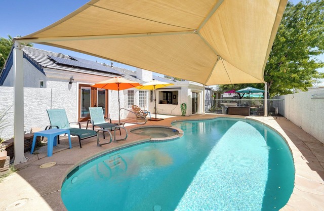 Sunny Las Vegas Studio w/Shared Pool + Backyard!