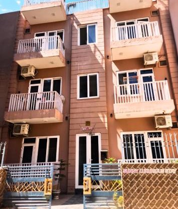 SUNNY LUXURIOUS STAY - Comfort with Luxury Feel - Near LPU & Phagwara