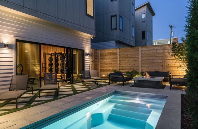 Sunny Modern Oasis Pool, Hot Tub, Fire Pit, Grill, Rooftop