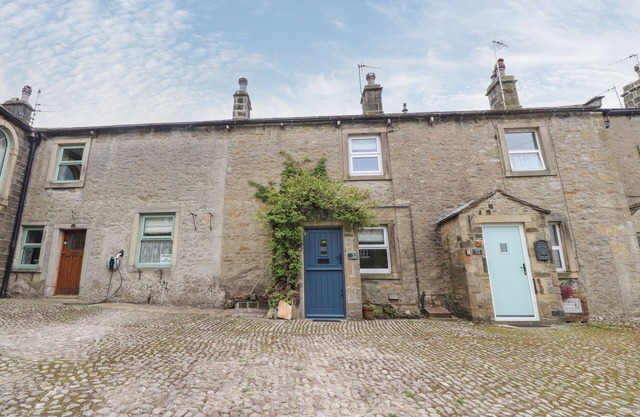 SUNNY MOUNT COTTAGE, with a garden in Grassington