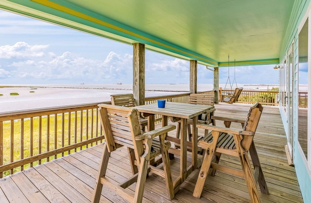 Sunny oceanfront home with enclosed yard, full kitchen, & washer/dryer