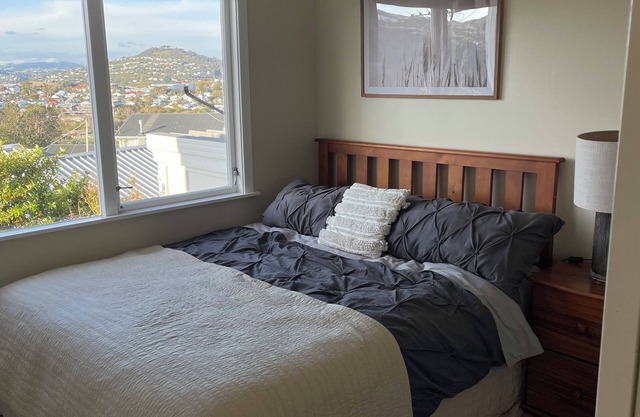 Sunny, private, and peaceful 2 bedroom abode with beautiful views over Karori.