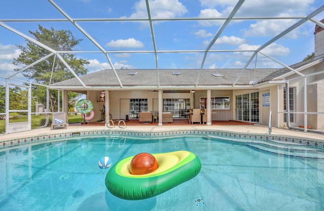 Sunny Sanctuary W Salt Water Pool & Game Room! 10 minutes to beach