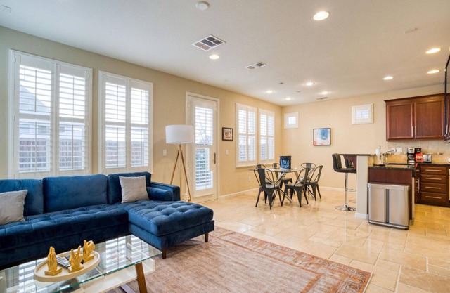 Sunny Santa Clara 4BR Home w/A/C, close to Global Cuisine, by Blueground