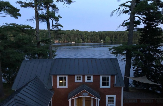 Sunny, spacious and updated lake cottage - amazing views & steps from the water!