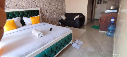 Sunny studio chic comfort near UN