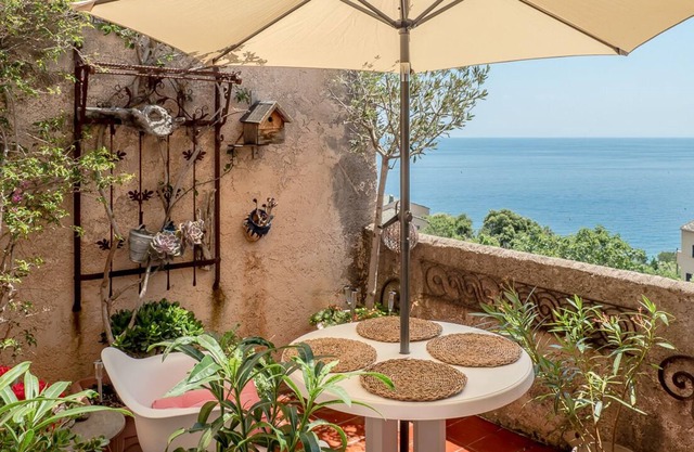 Sunny top floor apartment with direct sea views