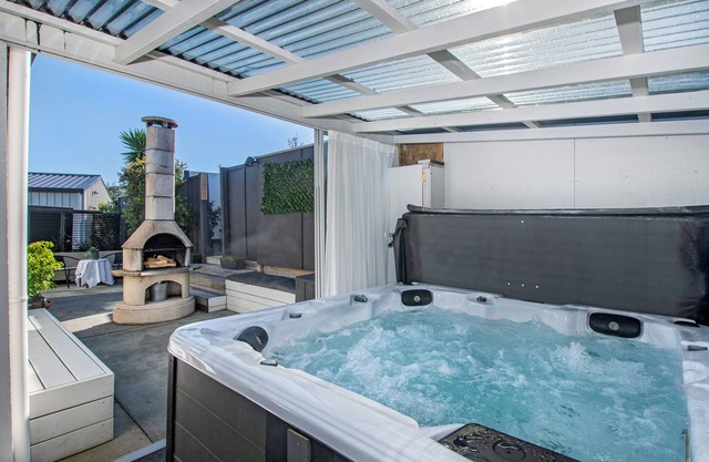 Sunnyside Spa Retreat - Mangawhai Holiday Home