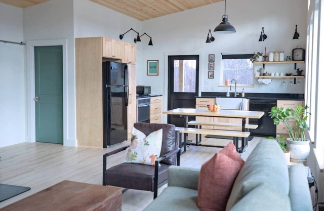 Sunrise Cabin - Super Clean & Solar-powered